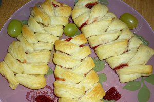 "Cosite" din aluat de foietaj cu gem si rahat