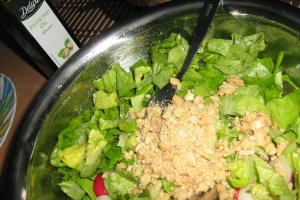 Somon in crusta de migdale, cu salata si crutoane