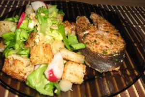Somon in crusta de migdale, cu salata si crutoane