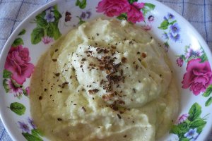 Aperitiv cu avocado, cuisoare si JOYA Soygurt natur