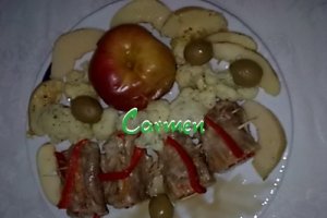 Rulouri de curcan in vin cu cascaval,legume si fructe.