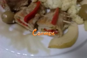 Rulouri de curcan in vin cu cascaval,legume si fructe.