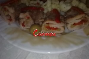 Rulouri de curcan in vin cu cascaval,legume si fructe.