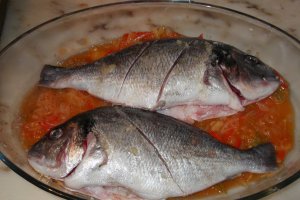 Dorada cu ghiveci de legume la cuptor