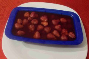 Terina din vin alb dulce cu zmeura , capsuni si fructe de padure