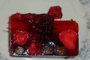 Terina din vin alb dulce cu zmeura , capsuni si fructe de padure