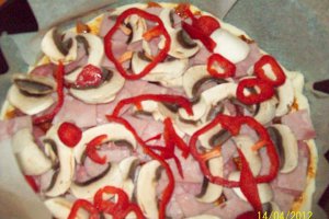 Pizza cu sunca si salam