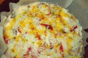 Pizza cu sunca si salam
