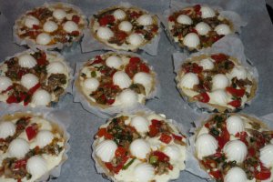 Mini-tarte cu ciuperci si branzica Miez de lapte