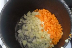 Musaca de cartofi, carne tocata si carnati afumati