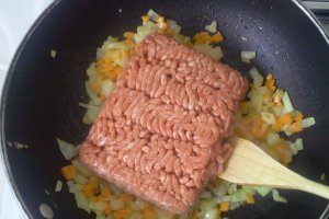 Musaca de cartofi, carne tocata si carnati afumati