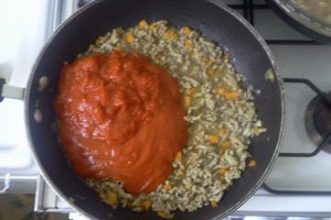 Musaca de cartofi, carne tocata si carnati afumati
