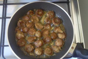 Musaca de cartofi, carne tocata si carnati afumati