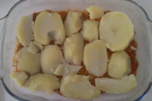 Musaca de cartofi, carne tocata si carnati afumati