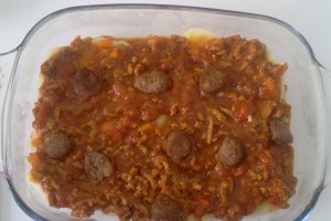 Musaca de cartofi, carne tocata si carnati afumati