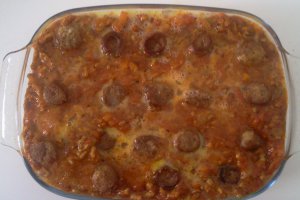Musaca de cartofi, carne tocata si carnati afumati