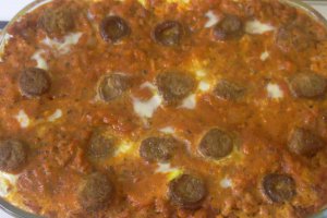 Musaca de cartofi, carne tocata si carnati afumati
