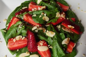 Salata de spanac cu capsuni si migdale