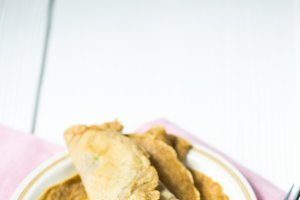 Clatite din tarate de ovaz cu crema de avocado