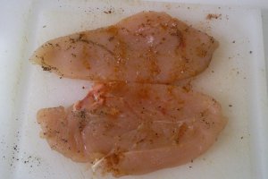Piept de pui la gratar si salata de conopida si brocoli