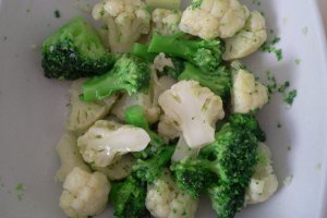 Piept de pui la gratar si salata de conopida si brocoli