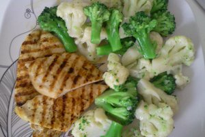 Piept de pui la gratar si salata de conopida si brocoli