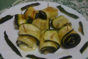 Rulouri de dovlecei cu usturoi si cascaval