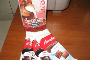 Tort cu ciocolata, rom si stafide