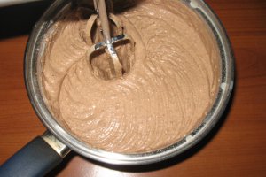 Tort cu ciocolata, rom si stafide