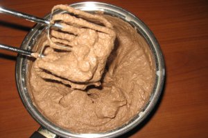 Tort cu ciocolata, rom si stafide