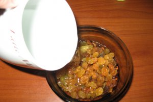 Tort cu ciocolata, rom si stafide
