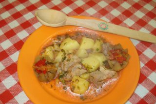 Tocanita de cartof cu carnita de porc si marar