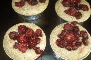 Mini tortulete cu crema de fructe de padure