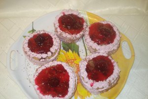 Mini tortulete cu crema de fructe de padure
