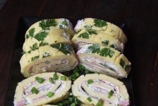 Rulada aperitiv cu crema de branza si sunca presata