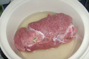 Friptura de vitel sub crusta cu cartofi la cuptor