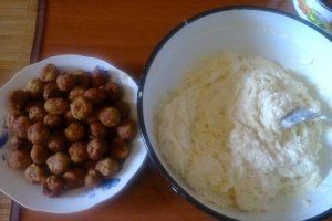 Ceapa cu maioneza si chiftele de porc