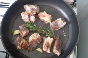Costite de porc cu legume la tigaie