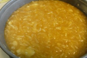 Tort cu crema de vin alb si mere caramelizate