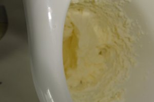 Tort cu crema de vin alb si mere caramelizate