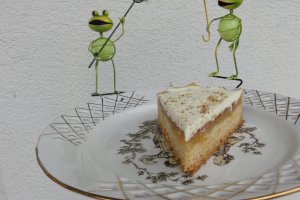 Tort cu crema de vin alb si mere caramelizate