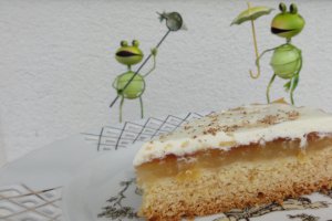 Tort cu crema de vin alb si mere caramelizate