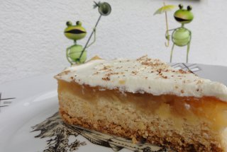 Tort cu crema de vin alb si mere caramelizate