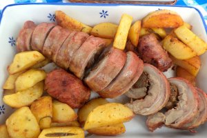 Rulada de porc cu carnat, si cartofi cu rozmarin