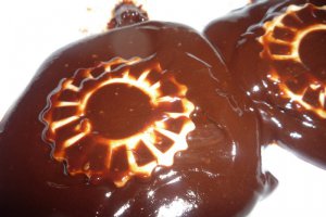 Duo mousse de ciocolata cu Miez de lapte si sos de capsuni