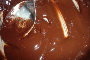 Duo mousse de ciocolata cu Miez de lapte si sos de capsuni