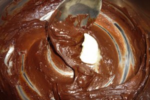 Duo mousse de ciocolata cu Miez de lapte si sos de capsuni