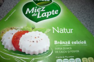 Duo mousse de ciocolata cu Miez de lapte si sos de capsuni