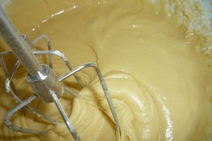Duo mousse de ciocolata cu Miez de lapte si sos de capsuni