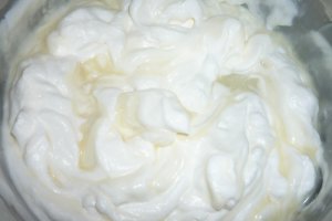 Duo mousse de ciocolata cu Miez de lapte si sos de capsuni